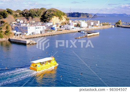 [Miura City] Sightseeing boat in a calm port 98304507