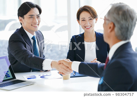 握手的商人 98304757