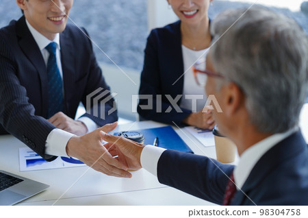 握手的商人 98304758