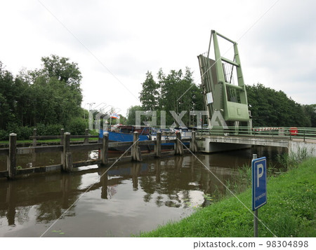 荷蘭運河,船隻通過時升起的活動橋 荷蘭運河,船隻通過時升起的活動橋 98304898