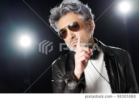 舞台上的男人 舞台上的男人 98305068