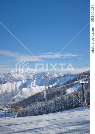 雪山滑雪場的風景 雪山滑雪場的風景 98305128