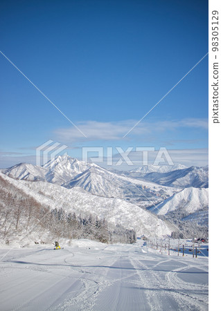 Scenery from the snowy mountain ski resort 98305129