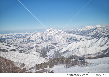 Scenery from the snowy mountain ski resort 98305143