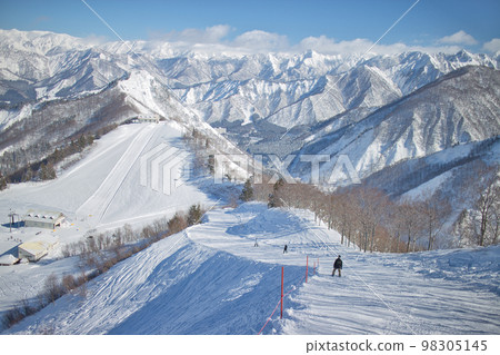 雪山滑雪場的風景 98305145