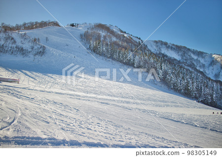 Scenery from the snowy mountain ski resort 98305149