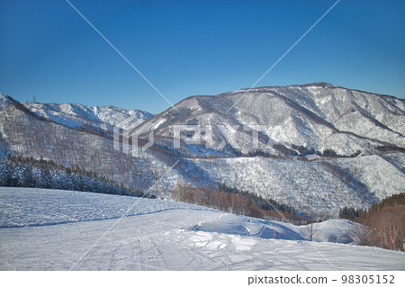 雪山滑雪場的風景 雪山滑雪場的風景 98305152
