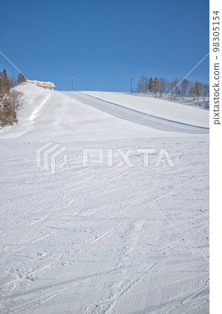 雪山滑雪場的風景 98305154