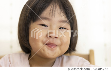 微笑的嬰兒(2歲4個月,女孩,日本人) 微笑的嬰兒(2歲4個月,女孩,日本人) 98305236