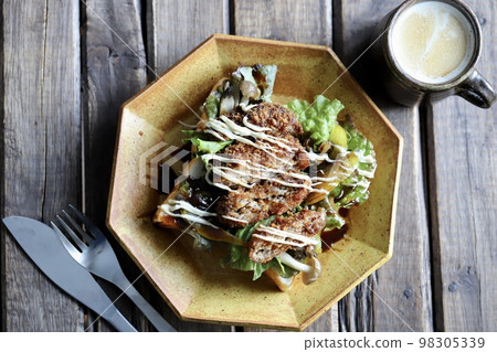 碎肉排和蔬菜三明治，配咖啡和麵包 98305339