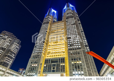 大都會政府大樓照亮了烏克蘭國旗的顏色 大都會政府大樓照亮了烏克蘭國旗的顏色 98305354