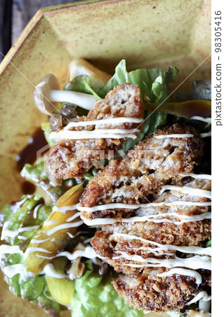 Open sandwich with minced meat cutlet and vegetables on bread 98305416