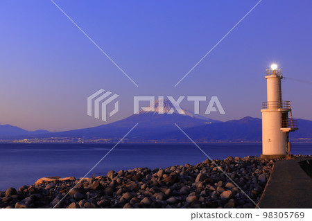 Evening view of the lighthouse and Mount Fuji 98305769