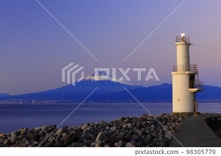 Evening view of the lighthouse and Mount Fuji 98305770