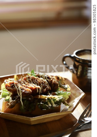 Minced meat cutlet and vegetable open sandwich with coffee and bread topping Minced meat cutlet and vegetable open sandwich with coffee and bread topping 98305825