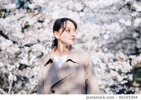 Cherry blossoms and a young woman 98305994