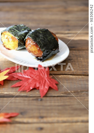 Sweet and spicy potato dumplings wrapped in seaweed 98306242