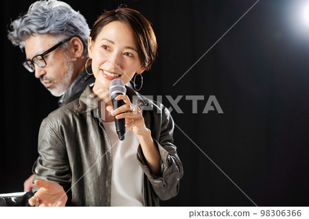 歌手在舞台上唱歌 98306366