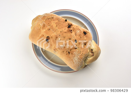 自製的果乾法式麵包 98306429