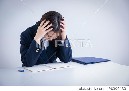 抱著頭的女高中生 98306480