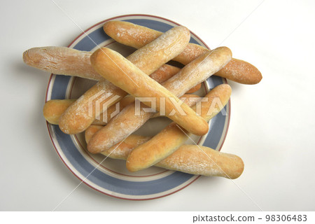 自製的原味小法棍麵包 自製的原味小法棍麵包 98306483