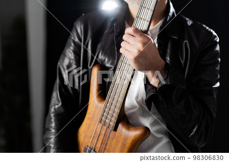 吉他手男性身體部位 98306830