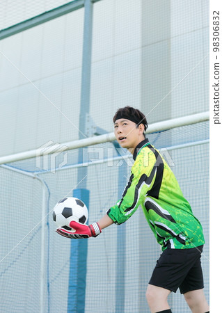 守門員男子接住足球 98306832