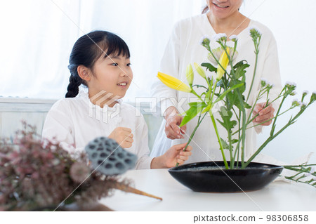 小孩做花 98306858