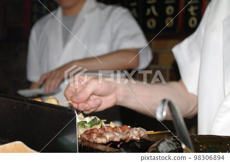 煙熏烤雞肉串餐廳手拿啤酒等待燒烤結束 98306894