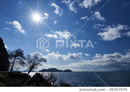 平靜的冬日和藍天復制空間的琵琶湖形象 平靜的冬日和藍天復制空間的琵琶湖形象 98307079