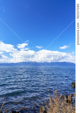 平靜的冬日和藍天復制空間的琵琶湖形象 平靜的冬日和藍天復制空間的琵琶湖形象 98307080