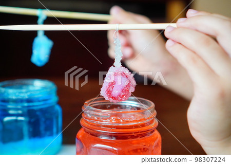 嘗試使用購物中心和硼砂水製作閃閃發光的珠寶 98307224