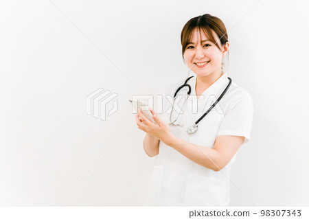 使用智能手機應用程序的護士、護理人員、醫生 98307343