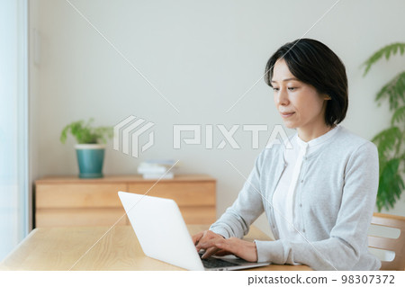 在家做工作的婦女 98307372