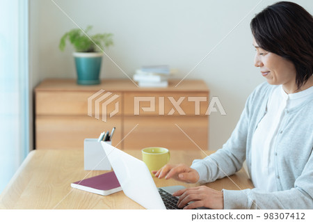 在家做工作的婦女 98307412