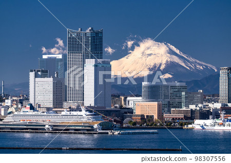 "Kanagawa Prefecture" Scenery of Mt. Fuji and Yokohama 98307556