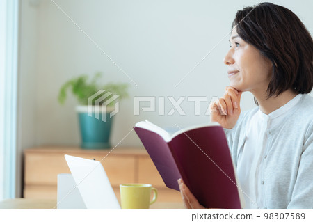 做家庭工作的中間婦女 98307589