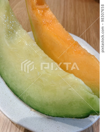 Comparing the tastes of muskmelon and Yubari melon Comparing the tastes of muskmelon and Yubari melon 98307658