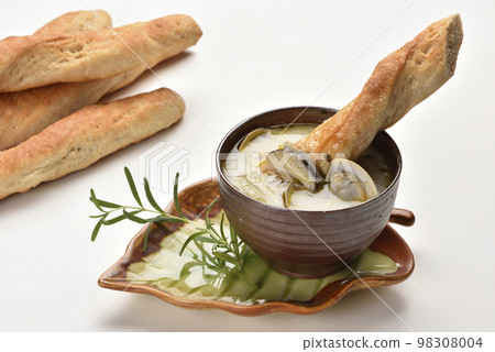 自製的原味小法棍麵包海鮮蘑菇濃湯 98308004