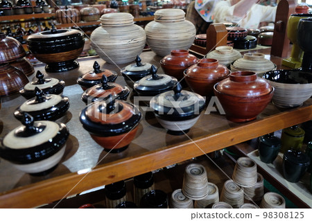 緬甸蒲甘傳統工藝製作的餐具 緬甸蒲甘傳統工藝製作的餐具 98308125