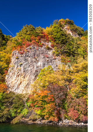 “栃木縣”奧日光的中禪寺湖和秋天的紅葉“來自中禪寺湖遊船” 98308309