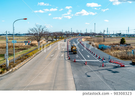 Construction work to increase the number of lanes on the main road Bird's eye view of the upward direction of National Route 17 Jobu Road 2022.12 bottom a-3 light tone 98308323