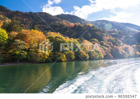 "Tochigi Prefecture" Lake Chuzenji in Okunikko and autumn leaves in autumn "From the Lake Chuzenji Pleasure Boat" 98308347