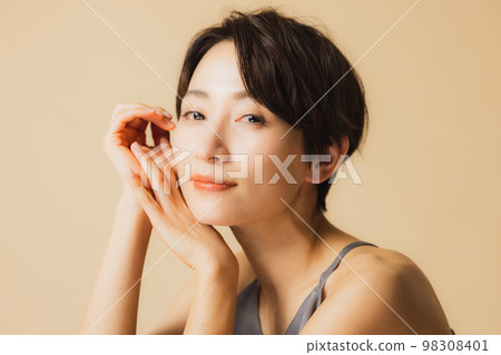 短頭髮的女人 98308401