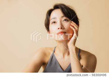 A woman with short hair 98308406