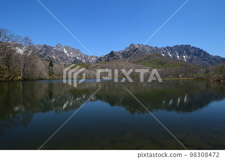 五月的戶隠鏡池是殘雪新綠的季節 五月的戶隠鏡池是殘雪新綠的季節 98308472