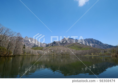 五月的戶隠鏡池是殘雪新綠的季節 98308474
