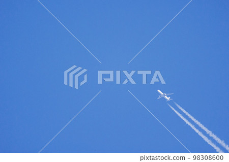 12 月，東京奧多摩，一架噴氣式飛機在深藍的天空中飛行，尾跡 98308600