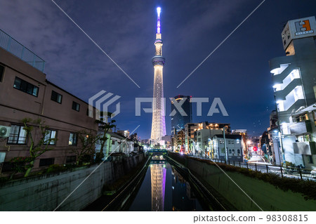 《東京》十間橋倒影的晴空塔夜景 98308815