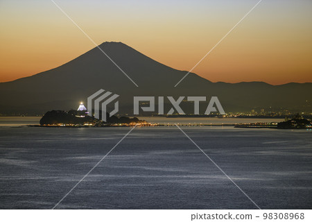 從大崎公園出發的富士山和江之島冬季黃昏[逗子市] 98308968